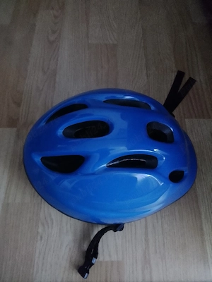 vând bicicleta copii cu casca și trotineta copii. Bicicleta cu casca 300lei, trotineta 100lei