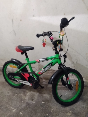 vând bicicleta copii cu casca și trotineta copii. Bicicleta cu casca 300lei, trotineta 100lei
