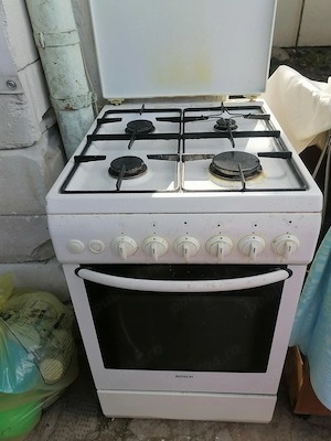 Aragaz cu patru ochiuri și cuptor pe gaz 