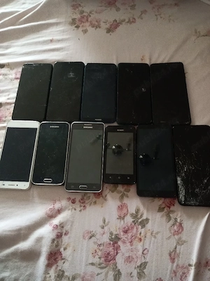 vând telefoane pentru piese are display-ul bun 