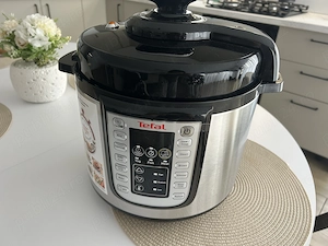 Vând oală sub presiune Tefal NOUĂ 