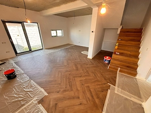 Casă   3 camere, 2 băi 2 dresinguri ,1 balcon curte proprie 35 mp, 2 locuri de parcare - imagine 5