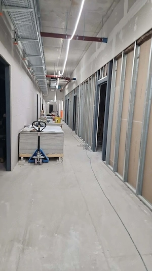 caut urgent 2 muncitorii în construcții 