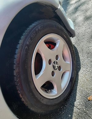 Vând 4 anvelope cu jante puțin rulate 175/65 R14