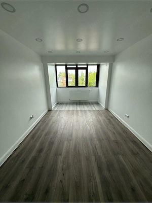 Apartament 3 camere semidecomandat  de vanzare - imagine 2