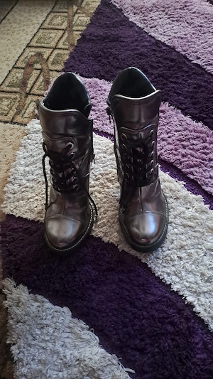 vând botine 