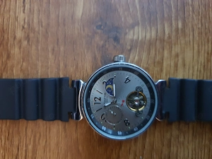 Ceas automatic Louis Vuitton intr-o stare foarte buna estetica si functionare