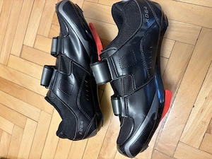 Pantofi ciclism Shimano.
