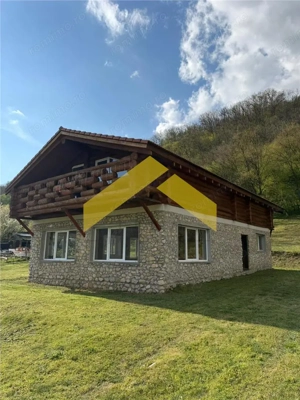 Cabana din piatra de codru si busteni pe Clisura Dunarii, Cara #537;-Severin