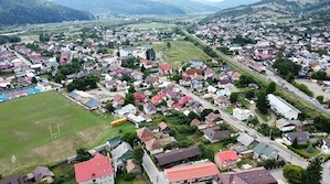 Vand casa la rosu , 160 m2, teren 250 m2 ,central,Gura Humorului 