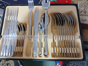 Set de  tacamuri :cutite,furculite ,linguri 24 piese