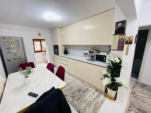 Proprietar,vând apartament 3 camere decomandat,parter,Zona Lipovei