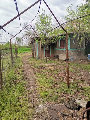 Vând teren de 2700 mp cu casă bătrânească