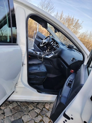 Peugeot 3008 Hybrid4 2.0 HDi  Automat 4x4 - imagine 2