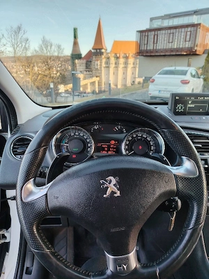 Peugeot 3008 Hybrid4 2.0 HDi  Automat 4x4 - imagine 3