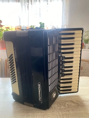 Vând acordeon