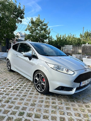 Vând Ford fiesta st200
