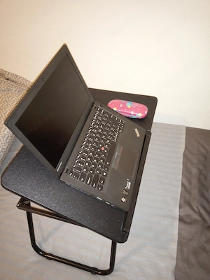 Vând măsuță de laptop