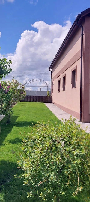 Vând casa in Caracal Str.Targul Nou, 120 mp construcție (2 camere , living + dressing)+foisor - imagine 2