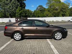 Volkswagen Jetta 2011, 1.2 Benzină, primul proprietar - imagine 2