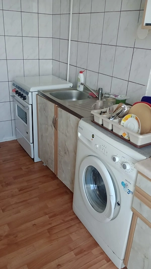 Vind apartament 2 camere decomandat in Tirnaveni Mureș etaj 4 in cartierul Victoriei preț 45.000 