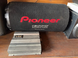 Vând pachet audio auto: Amplificator Alpine + Subwoofer Pioneer (1300W)