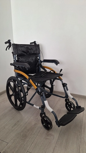 Scaun ( carucior ) cu rotile pliabil .NOU