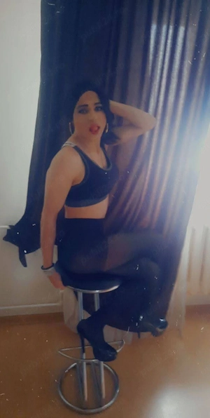 Buna eu sunt Miruna O transexuală cu experiență  - imagine 1