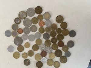 Vînd bancnote și monezi
