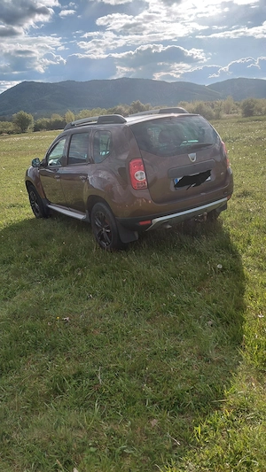 Dacia Duster 4 4 din 2011 luna10 - imagine 2