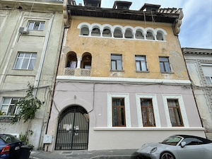 Ultra central apartament în vilă 5 camere două băi parter 