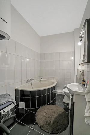 Ultra central apartament în vilă 5 camere două băi parter  - imagine 8
