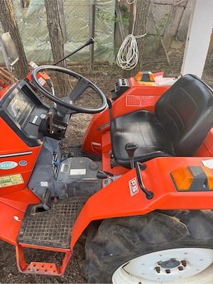 Tractoras Kubota cu incarcator frontal si freza - imagine 3