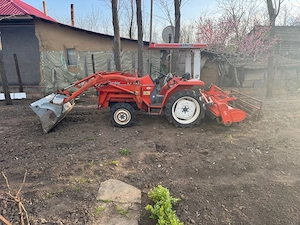 Tractoras Kubota cu incarcator frontal si freza