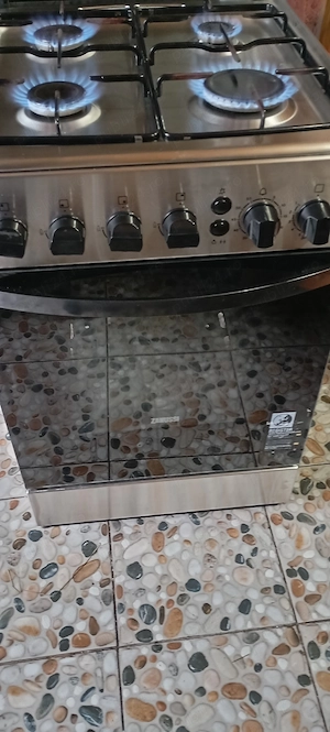  vedeti si pozele din anunt . aragazul a fost folosit dar foarete putin ,atentie este cel cu rotisor