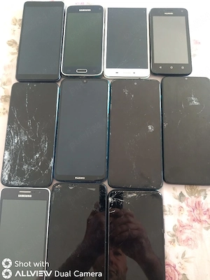 vând telefoane pentru piese are display-ul bun 