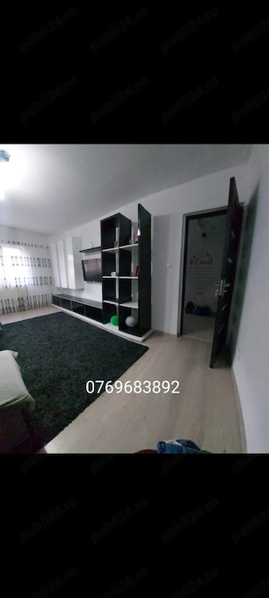 Închiriez apartament 3 camere decomandat.
