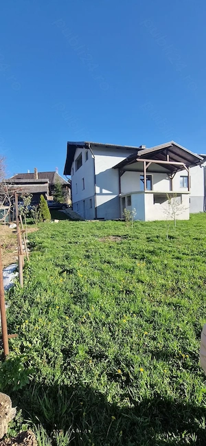 Se vinde casă la gata pe exterior. 