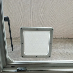 Ușă pentru pisici cu fixare în plasă - imagine 3
