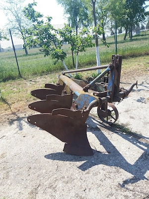 vând caruță pentru tractor si plug