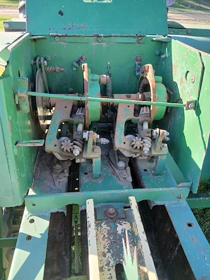 Presa John Deere 332 - imagine 5