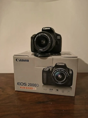 Vând cameră foto digitală Canon 2000D 24,1 MP kit Canon EF-S 18-55 mm 1:3,5-5,6 IS II