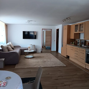 Inchiriez apartament la casa