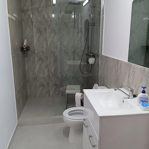 Inchiriez apartament la casa - imagine 3