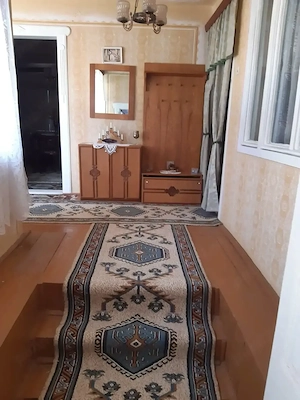 Vând casă la sat, zonă centrală