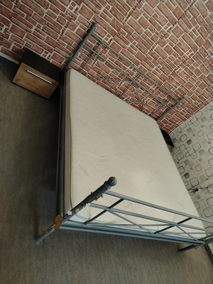 Pat 180x200 cu saltea și doua comode 