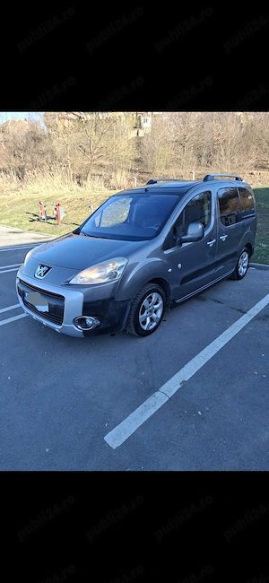 Vând Peugeot Partner Tepee, an 2011, mașină foarte practică, economică și întreținută, ideală pentru - imagine 5
