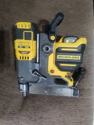 Mașină profesională de găurit cu talpă magnetică DeWALT DCD1623