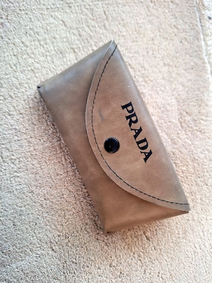 Toc husă pentru ochelari de firma, marca Prada.
