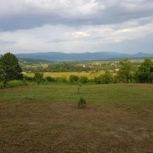 Vând  2219  mp teren împrejmuit  pt  cabana Valea Rosiei-Remetea
